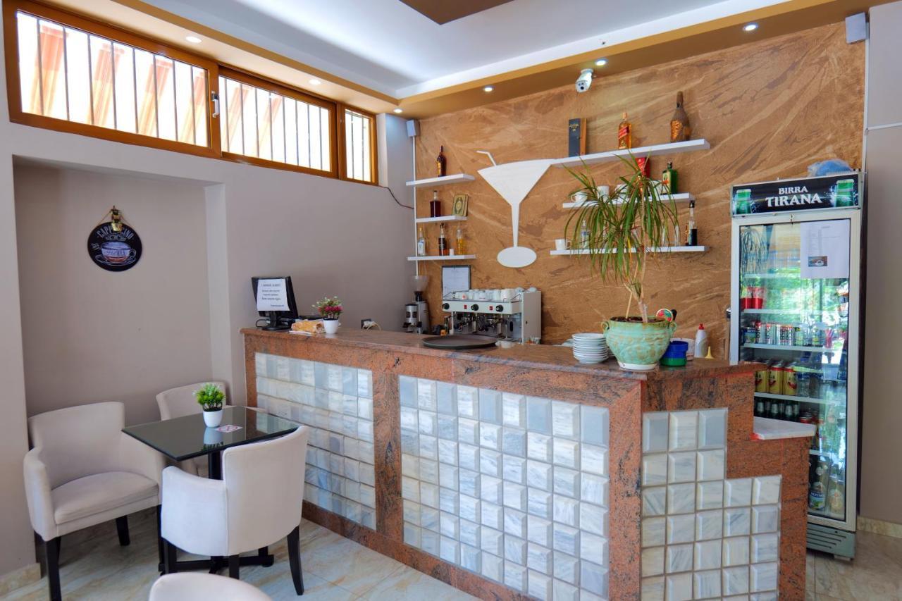 Hotel Adi-Vera ซารานเดอ ภายนอก รูปภาพ