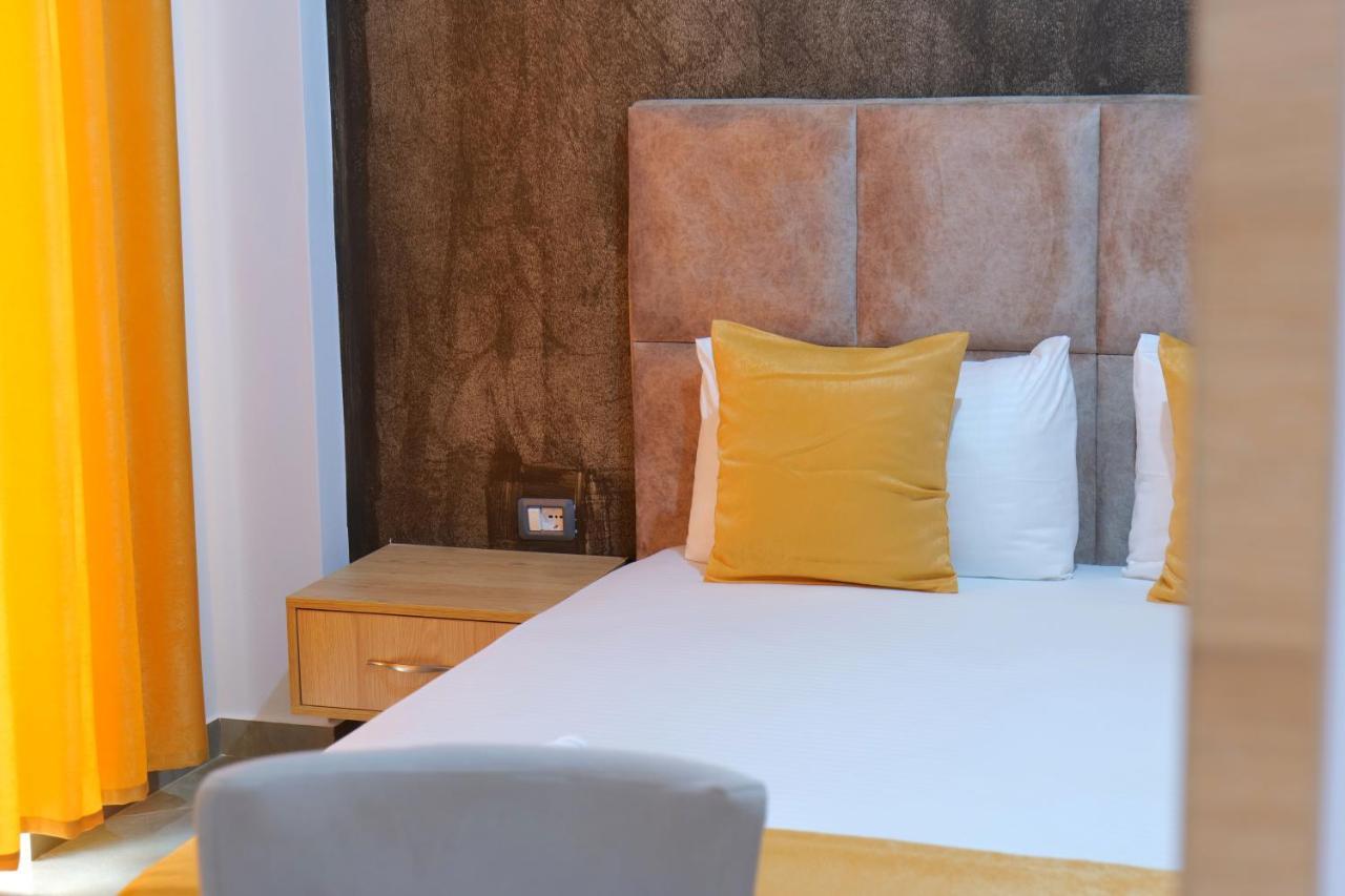 Hotel Adi-Vera ซารานเดอ ภายนอก รูปภาพ