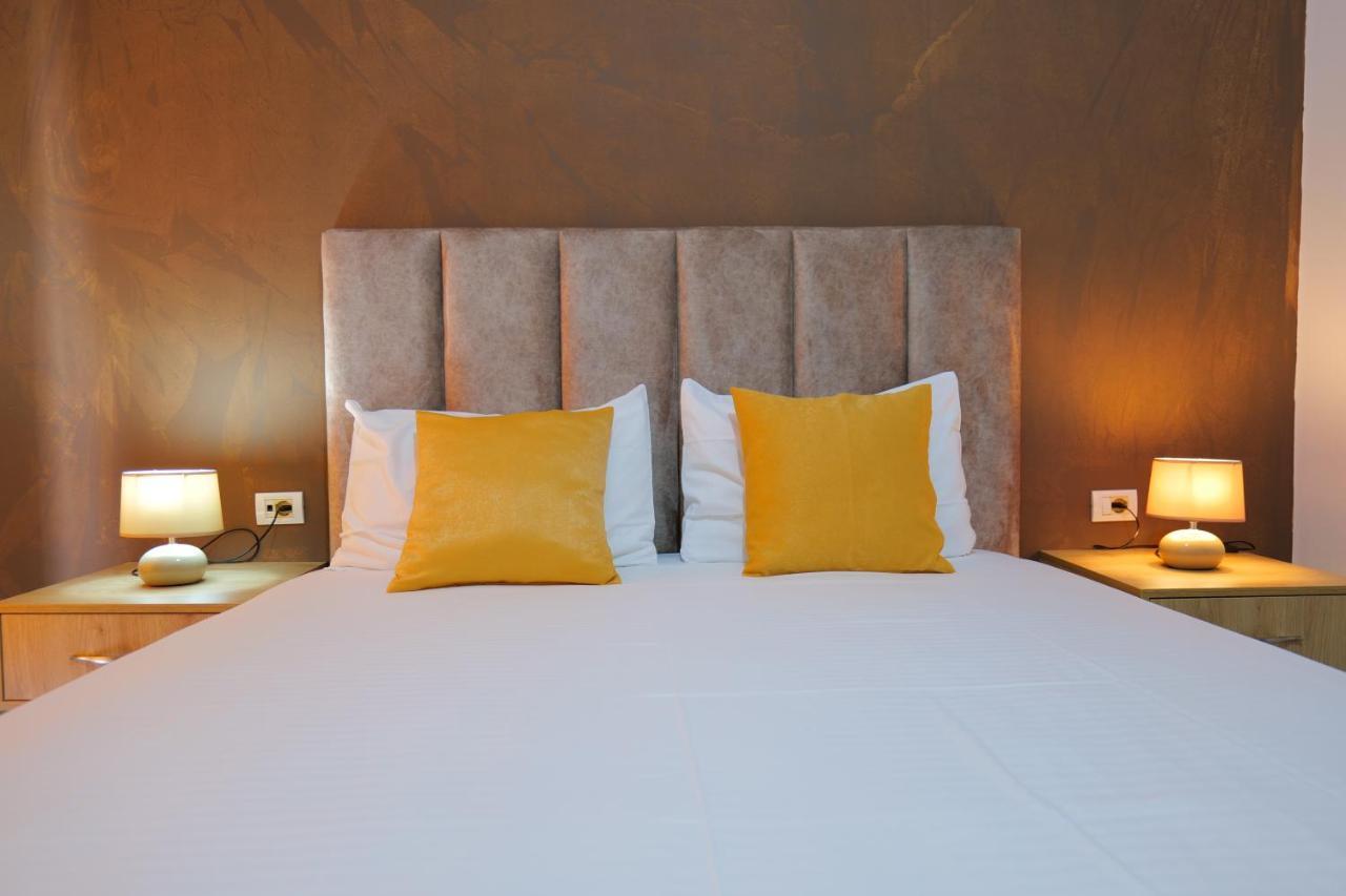 Hotel Adi-Vera ซารานเดอ ภายนอก รูปภาพ