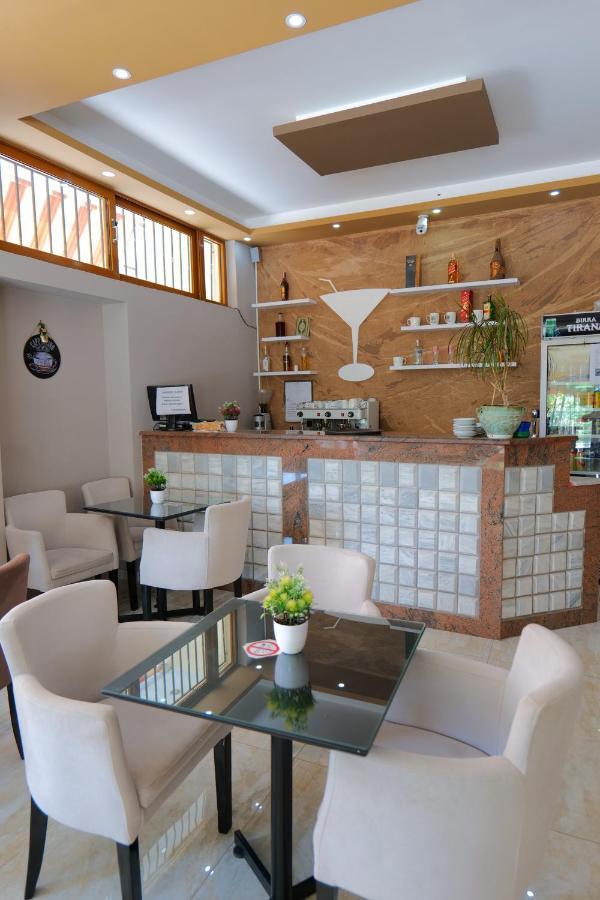 Hotel Adi-Vera ซารานเดอ ภายนอก รูปภาพ